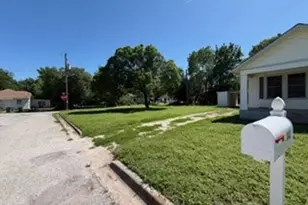 312 Small St, Bowie, TX 76230 - Photo 4
