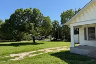 312 Small St, Bowie, TX 76230 - Photo 2