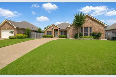 2230 Park Hurst Drive, Arlington, TX 76001 - Photo 2