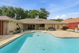 1025 Hampshire Ln, Carrollton, TX 75007 - Photo 2