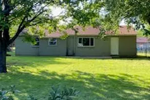 829 Sunnybrook Dr, Burleson, TX 76028 - Photo 2
