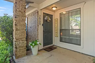 2909 Post Oak Dr, Euless, TX 76039 - Photo 2