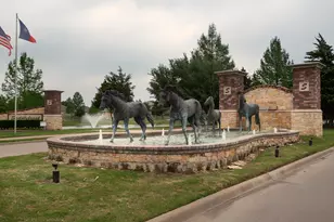 107 Manor Ln, Waxahachie, TX 75165 - Photo 2