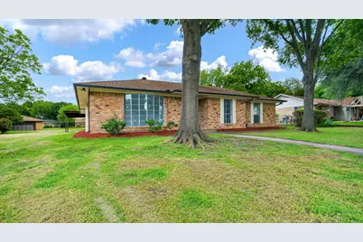 400 Brook Hollow Circle, DeSoto, TX 75115 - Photo 2