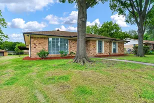 400 Brookhollow Cir, DeSoto, TX 75115 - Photo 2