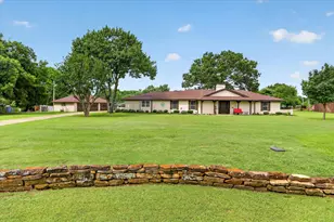 105 Elm Dr, Oak Leaf, TX 75154 - Photo 2