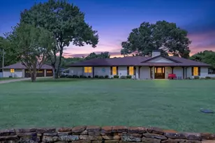 105 Elm Dr, Oak Leaf, TX 75154 - Photo 1