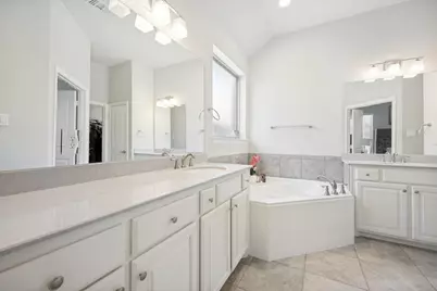 1014 W Villas Court, Lewisville, TX 75067 - Photo 8