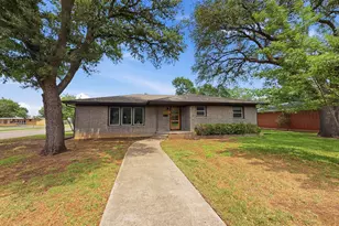 2137 Lenamon St, Waco, TX 76710 - Photo 2