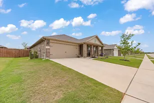 313 Crestridge Dr N, Cleburne, TX 76033 - Photo 2