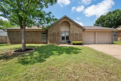 212 S Heights Drive, Crowley, TX 76036 - Photo 2