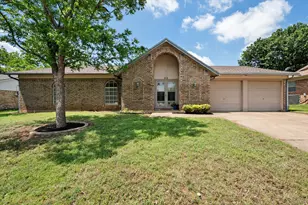 212 S Heights Dr, Crowley, TX 76036 - Photo 2