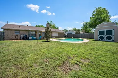 212 S Heights Drive, Crowley, TX 76036 - Photo 2