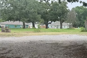 703 W Sherman St, Chico, TX 76431 - Photo 12