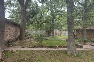 703 W Sherman St, Chico, TX 76431 - Photo 18