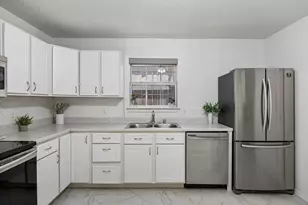 630 W Neely St, Dallas, TX 75208 - Photo 10