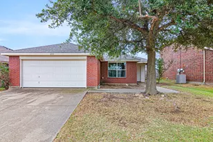 1201 Vicksburg Dr, Ennis, TX 75119 - Photo 2