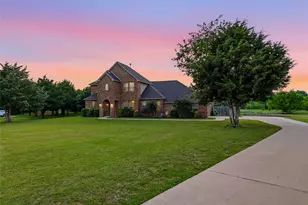 160 Kelly Dr, Waxahachie, TX 75167 - Photo 2