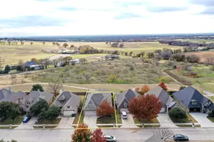 312 Spring Run Dr, Decatur, TX 76234 - Photo 4