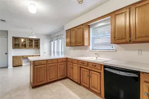 2818 N Creekwood Dr, Grapevine, TX 76051 - Photo 6