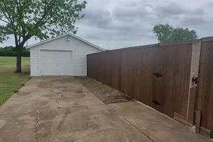 1237 S Waco St, Van Alstyne, TX 75495 - Photo 14