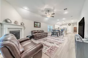 1048 Pinnacle Breeze Dr, Fort Worth, TX 76052 - Photo 4