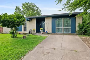 609 Columbine Ln, Grand Prairie, TX 75052 - Photo 2