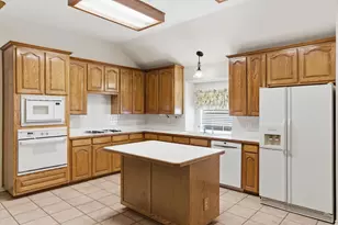 1213 Holly Hill Dr, Grand Prairie, TX 75052 - Photo 14