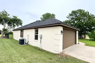 226 Lakeview Dr, Runaway Bay, TX 76426 - Photo 2