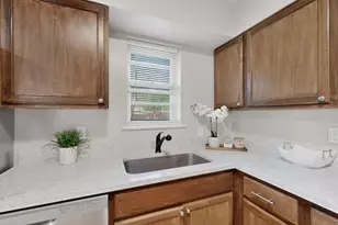 2725 Wesleyan Dr, Irving, TX 75062 - Photo 16