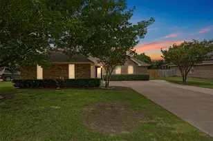 225 Cobblestone Cir, Red Oak, TX 75154 - Photo 2