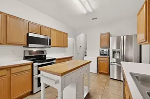317 E Clover Park Dr, Fort Worth, TX 76140 - Photo 10