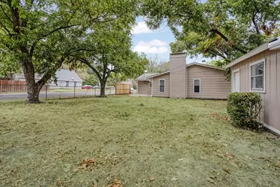 100 E Cunningham Street, Bonham, TX 75418 - Photo 8