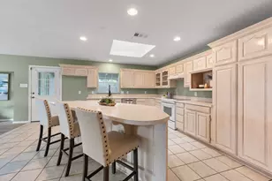639 S Rough Creek Ct, Granbury, TX 76048 - Photo 12