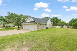 639 S Rough Creek Ct, Granbury, TX 76048 - Photo 4