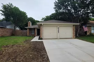 323 Valley Spring Dr, Arlington, TX 76018 - Photo 2
