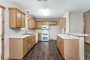 208 S Howeth St, Gainesville, TX 76240 - Photo 8
