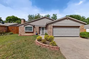 718 Matthews Ct, Arlington, TX 76012 - Photo 2