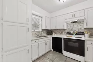 718 Matthews Ct, Arlington, TX 76012 - Photo 14