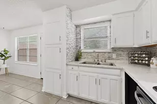 718 Matthews Ct, Arlington, TX 76012 - Photo 16