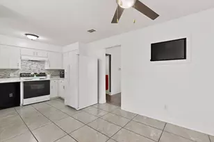 718 Matthews Ct, Arlington, TX 76012 - Photo 18