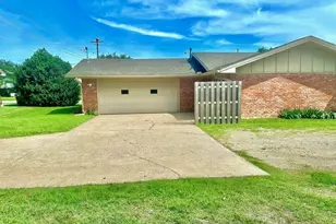 1100 N Lamb St, Bowie, TX 76230 - Photo 4