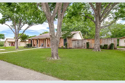 2118 Butterfield Trail, Grand Prairie, TX 75052 - Photo 2