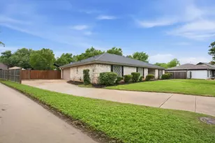 1705 Louella Ct, Hurst, TX 76054 - Photo 4