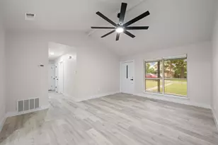 221 Lipscomb St, Cleburne, TX 76031 - Photo 4