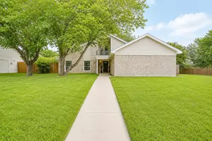 700 NW Barbara Ln, Burleson, TX 76028 - Photo 2