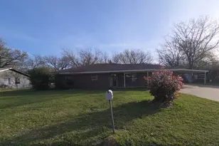 709 Lee St, Bowie, TX 76230 - Photo 34
