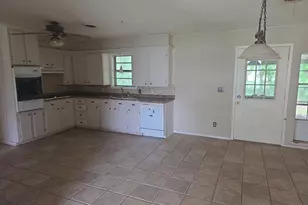 709 Lee St, Bowie, TX 76230 - Photo 10