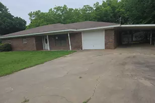 709 Lee St, Bowie, TX 76230 - Photo 4