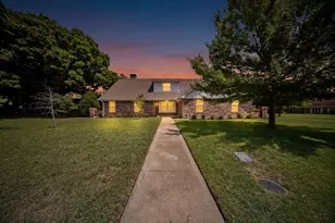 1602 Lancelot Cir, Grand Prairie, TX 75050 - Photo 2